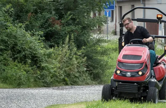 Putování s trávoborcem: Přijďte si vyzkoušet profesionální žací traktor
