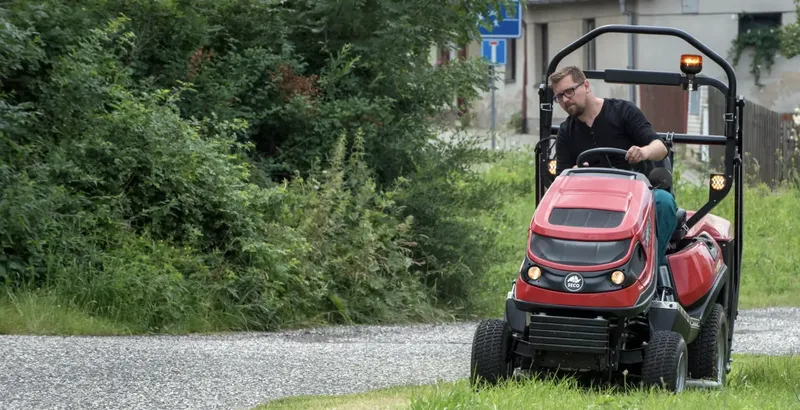 Putování s trávoborcem: Přijďte si vyzkoušet profesionální žací traktor