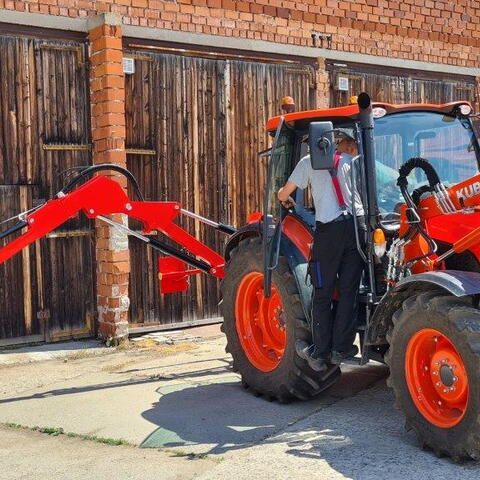 Dovybavení traktoru Kubota M5111 příkopovým ramenem v obci Žichlínek