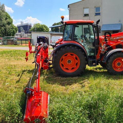 Dovybavení traktoru Kubota M5111 příkopovým ramenem v obci Žichlínek