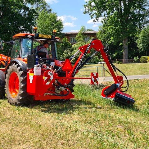 Dovybavení traktoru Kubota M5111 příkopovým ramenem v obci Žichlínek