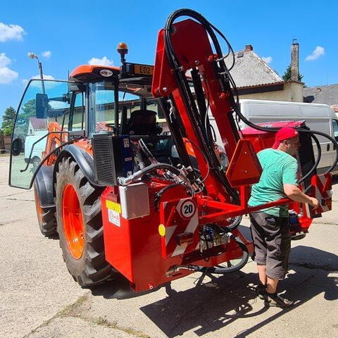 Dovybavení traktoru Kubota M5111 příkopovým ramenem v obci Žichlínek