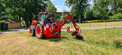 Dovybavení traktoru Kubota M5111 příkopovým ramenem v obci Žichlínek